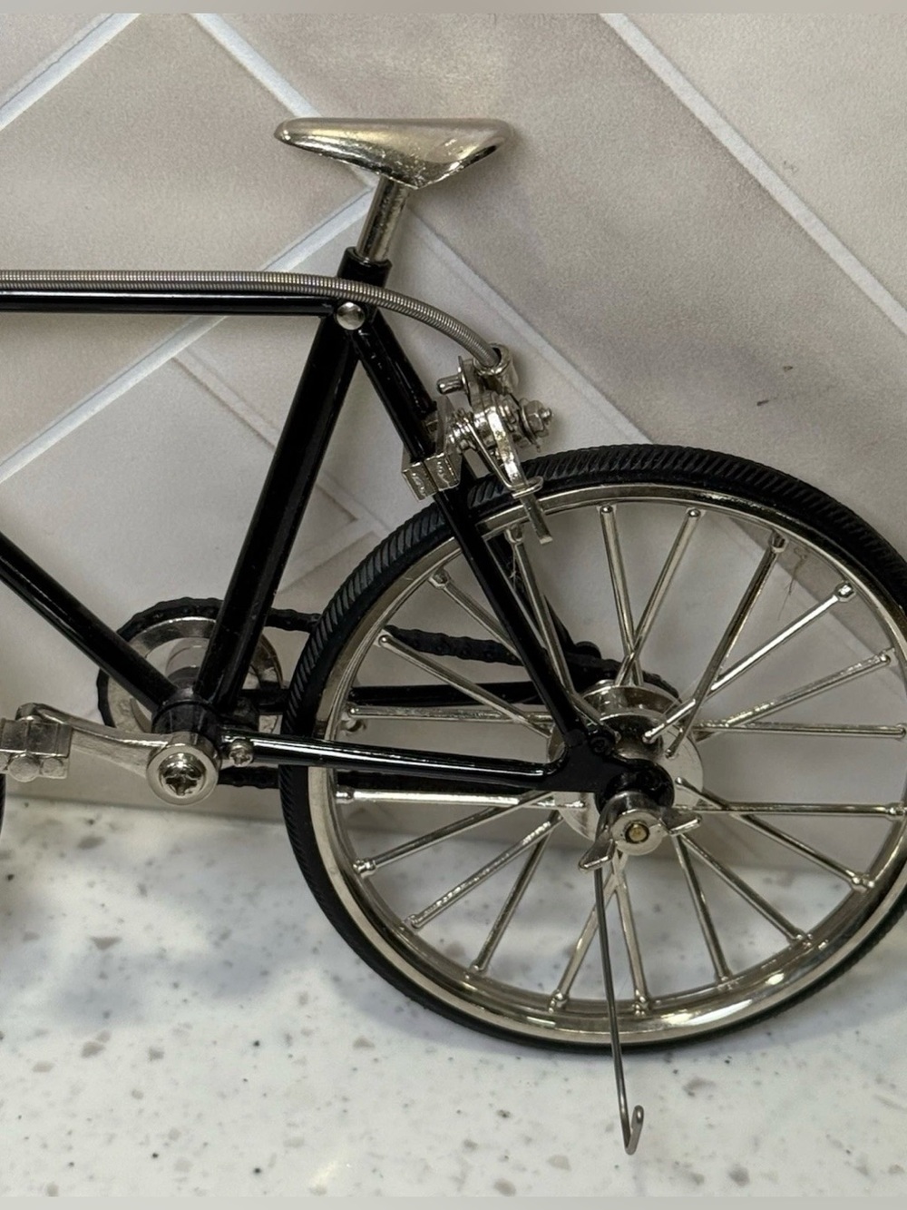 Miniature 7.5" Road Bicycle Model - Working
Parts, Detailed Metal Replica 1:10 - Picture 6 of 12